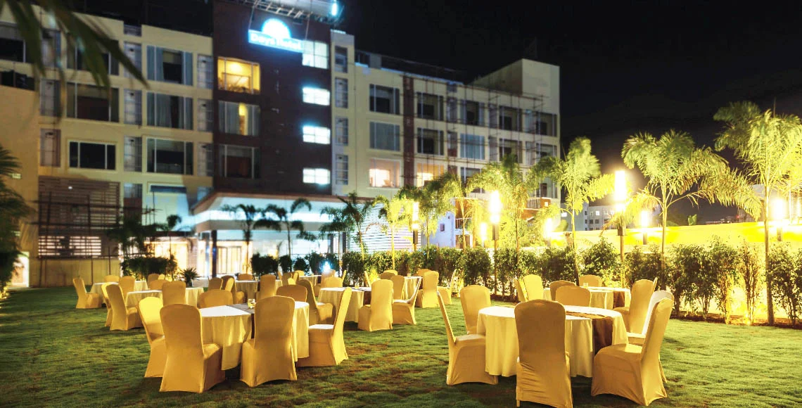 days hotel lawn round table